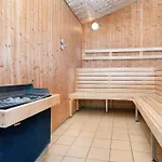 4 Person On A In Casa vacanze